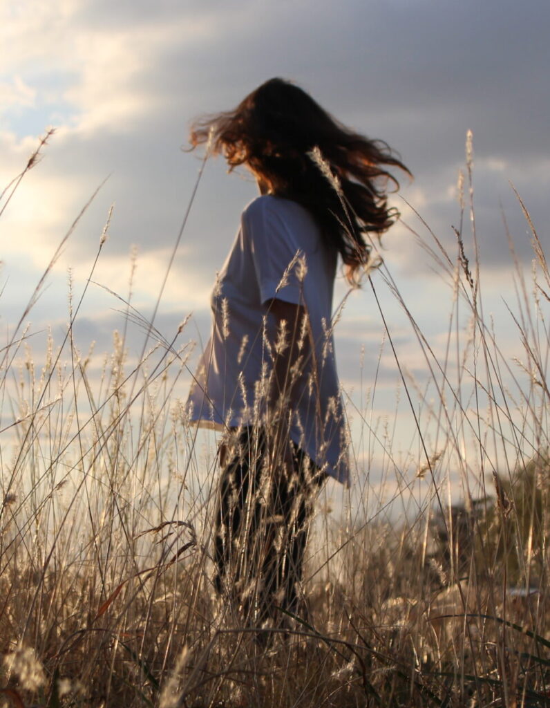 Gisela-Alestra-en-un-campo-al-atardecer