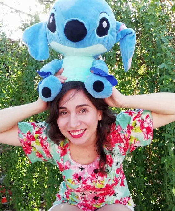 Gisela-Alestra-con-Stich-de-peluche